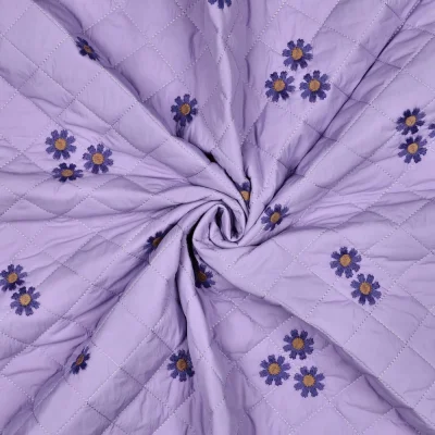 Tissu Matelassé Sarah fleurs brodées sur fond Lilas - Par 10 cm