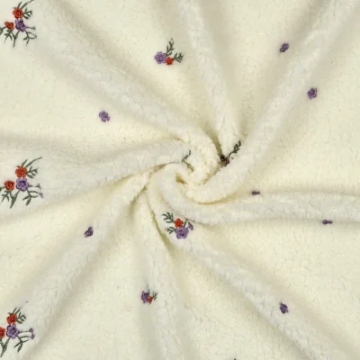 Tissu Fausse fourrure Mouton Teddy Fleurs Nina brodées sur fond Ecru - Par 10 cm