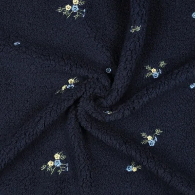 Tissu Fausse fourrure Mouton Teddy Fleurs Nina brodées sur fond Bleu marine - Par 10 cm