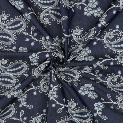 Tissu Chambray Polycoton Paisley brodés sur fond Bleu marine - Par 10 cm