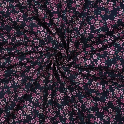 Tissu Popeline de Coton digital Shania floraison printanière sur fond Bleu marine - Par 10 cm
