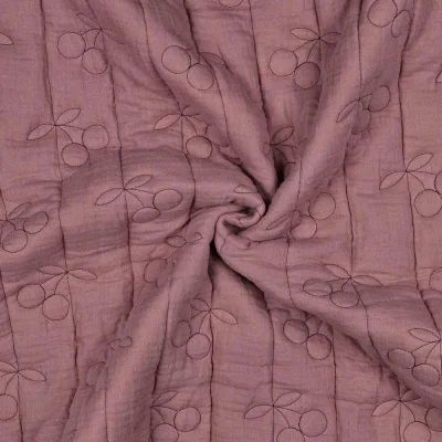 Tissu Double gaze de Coton Matelassé Cerises brodées sur fond Vieux rose - Par 10 cm