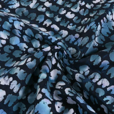 Tissu Viscose Batik Motif graphique en losanges bleutés sur fond Noir - Par 10 cm