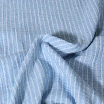 Tissu Double gaze de Coton Poppy Rayé blanc sur fond Bleu clair - Par 10 cm