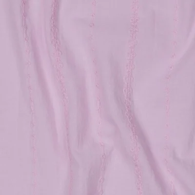 Tissus Coton broderie Linéa rose sur fond Rose pâle - Par 10 cm