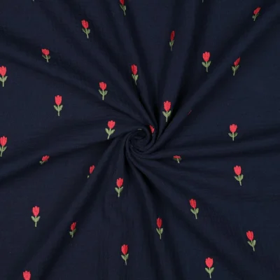 Tissu Double gaze de Coton Tulipe Rouge brodé sur fond Noir - Par 10 cm