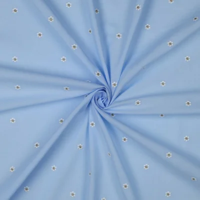 Tissu Coton brodé petites Paquerettes lurex sur fond Bleu ciel - Par 10 cm