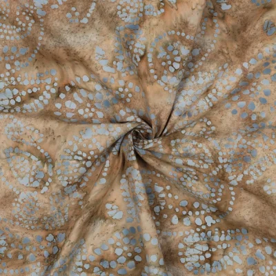 Tissu Batik de Coton rosaces et spirales Bleu ciel sur fond Beige sable - Par 10 cm