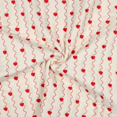 Tissu Double gaze de Coton Matelassé Kaya coeurs brodés Rouge sur fond Ecru - Par 10 cm
