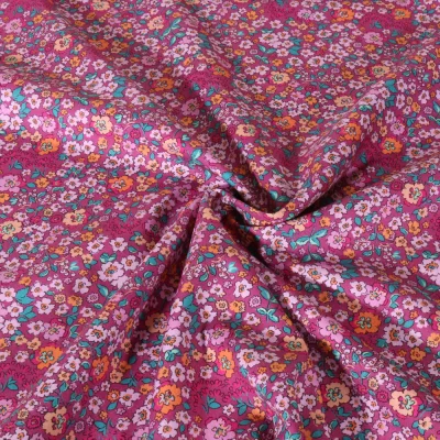 Tissu Popeline de Coton digital Poppy Fleurs roses et pêche sur fond Framboise - Par 10 cm