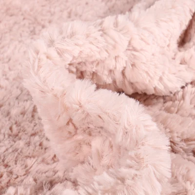 Tissu Fausse fourrure Lucia sur fond Rose pâle - Par 10 cm