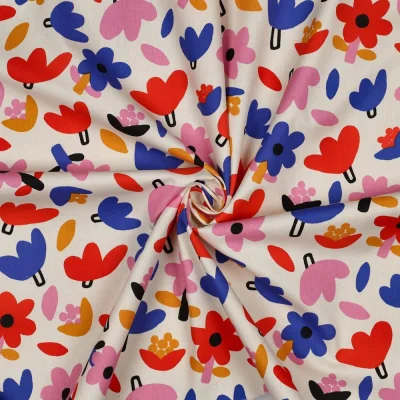 Tissu Popeline de Coton Bio Jennifer Bouron fleurs bleu et rouges sur fond Ecru - Par 10 cm