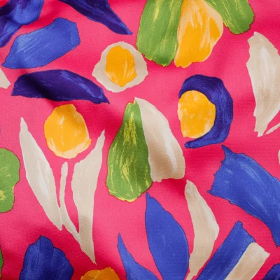 Tissu Crêpe Satin Flowers  sur fond Rose fuchsia - Par 10 cm