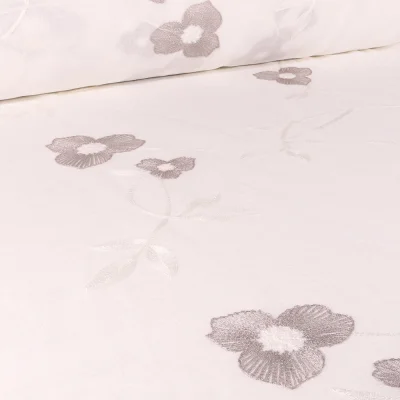 Tissu Voilage grande largeur Fleurs grises brodées sur fond Blanc cassé - Par 10 cm