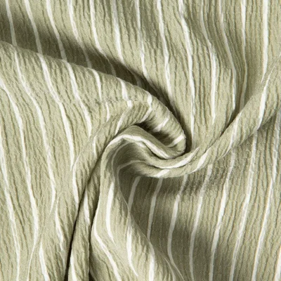 Tissu Polyviscose Seersucker aspect Lin lavé Suzy rayures Blanc sur fond Vert kaki clair - Par 10 cm