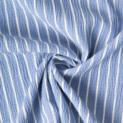 Tissu Polyviscose Seersucker aspect Lin lavé Suzy rayures Blanc sur fond Bleu ciel - Par 10 cm