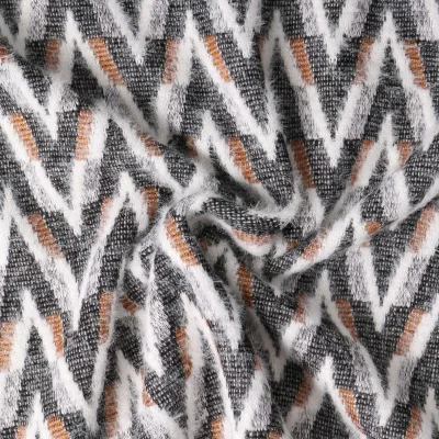 Tissu Maille chevrons duveteux Camel sur fond Noir - Par 10 cm