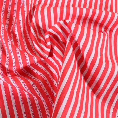 Tissu Coton imprimé Rayures blanches et lettres rouges sur fond Rouge - Par 10 cm