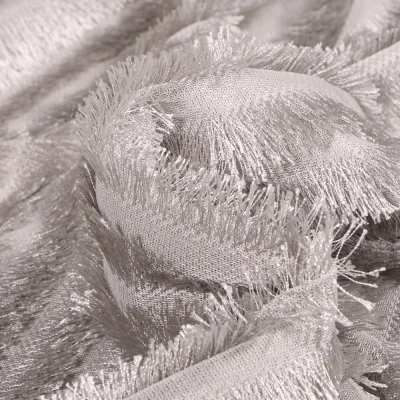 Tissu  Fausse fourrure Ivanna sur fond Gris clair - Par 10 cm