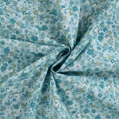 Tissu Coton imprimé Fleuris Léa bleu sur fond Bleu ciel - Par 10 cm