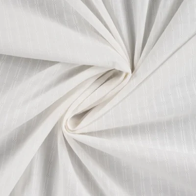 Tissu Voile de Coton brodé uni Violette broderie fine sur fond Blanc - Par 10 cm