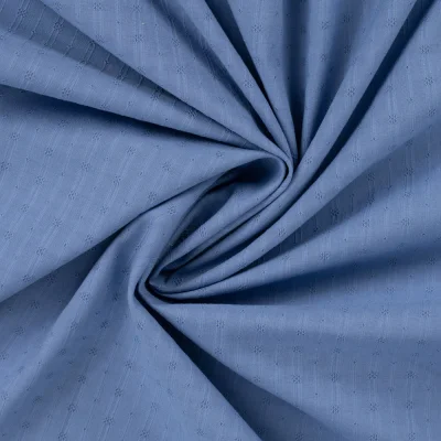 Tissu Voile de Coton brodé uni Violette broderie fine sur fond Bleu denim - Par 10 cm