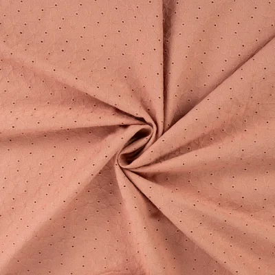 Tissu Coton brodé ajouré Fleuris sur fond Rose nude - Par 10 cm