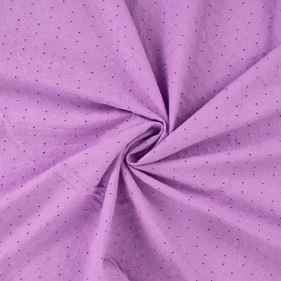Tissu Coton brodé ajouré Fleuris sur fond Violet - Par 10 cm