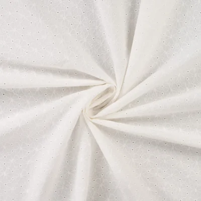 Tissu Coton brodé ajouré Fleuris sur fond Blanc cassé - Par 10 cm