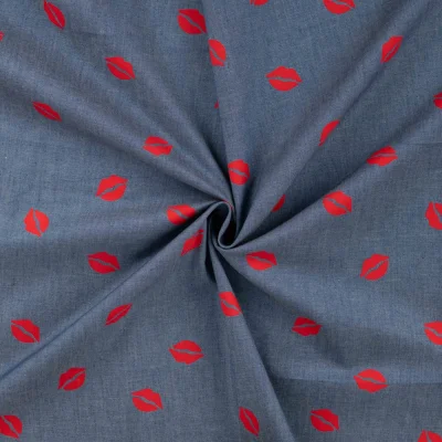 Tissu Chambray Coton imprimé Kiss rouge sur fond Bleu jean - Par 10 cm