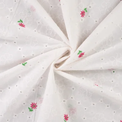 Tissu Voile de Coton brodé ajouré Fleurs roses et vertes sur fond Blanc - Par 10 cm