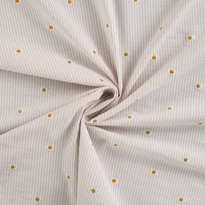 Tissu Coton Seersucker Lola rayures Blanc et fleurs brodées sur fond Beige sable - Par 10 cm