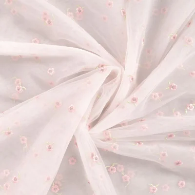Tissu Tulle souple Mira fleurs Roses brodés sur fond Rose bébé - Par 10 cm