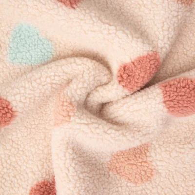 Tissu Fausse fourrure Teddy Sherpa cœurs multicolores sur fond Beige - Par 10 cm
