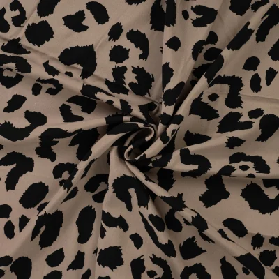 Tissu Viscose imprimé Léopard noir intense sur fond Beige sable - Par 10 cm