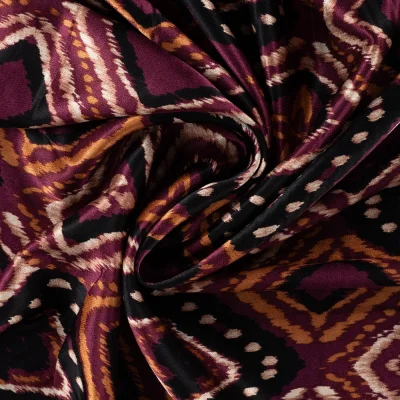 Tissu Viscose Satiné imprimé patchwork ethnique Bordeaux sur fond Noir - Par 10 cm