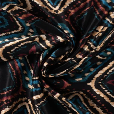 Tissu Viscose Satiné imprimé patchwork ethnique Turquoise sur fond Noir - Par 10 cm