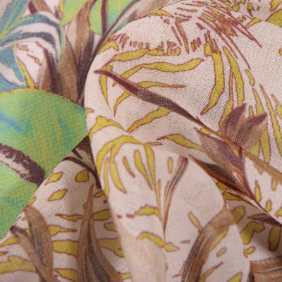 Tissu Crêpe soyeux Têtes de tigre et feuillages sur fond Ecru - Par 10 cm
