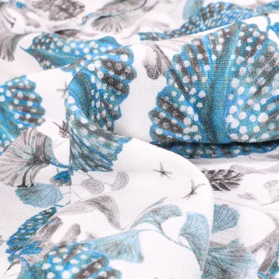 Tissu Crêpe marocain Feuillages bleutés sur fond Blanc - Par 10 cm