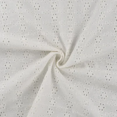 Tissu Popeline de Coton Broderie Anglaise Petites Fleurs sur fond Blanc cassé - Par 10 cm