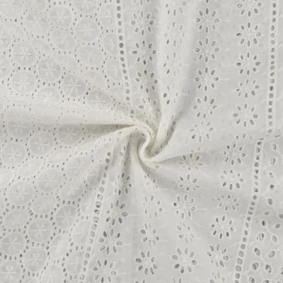 Tissu Popeline de Coton Broderie Anglaise Cercles &amp; Fleurs sur fond Blanc cassé - Par 10 cm