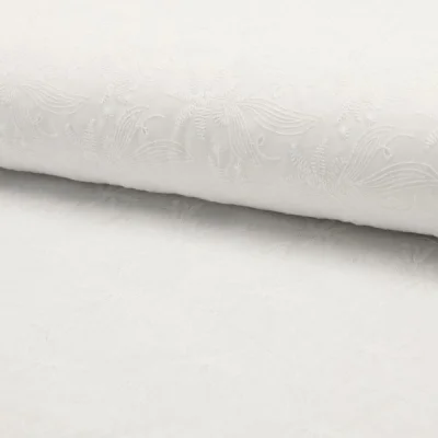 Tissu Voile de coton brodé Fleurs et Feuilles Blanches sur fond Blanc - Par 10 cm