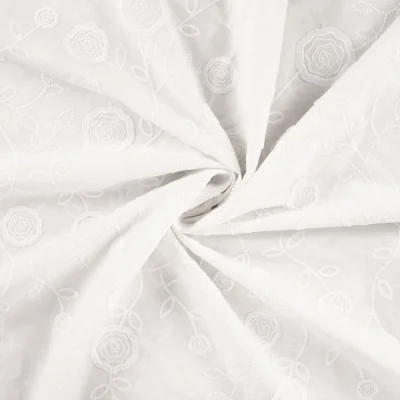 Tissu Voile de Coton brodé Rosa petites roses sur fond Blanc - Par 10 cm