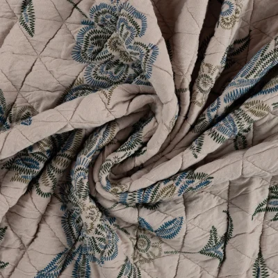 Tissu Matelassé réversible fleurs stylisées brodées Bleu sur fond Grège - Par 10 cm