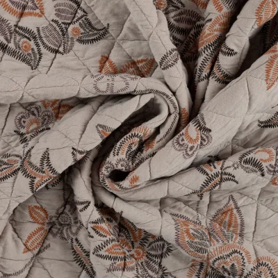 Tissu Matelassé réversible fleurs stylisées brodées Terracotta sur fond Grège - Par 10 cm