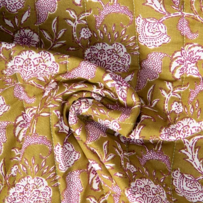 Tissu Coton Matelassé réversible Karikal fleuris sur fond Moutarde - Par 10 cm