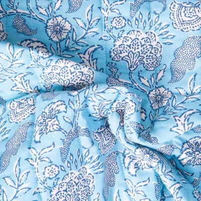 Tissu Coton Matelassé réversible Karikal fleuris sur fond Bleu ciel - Par 10 cm