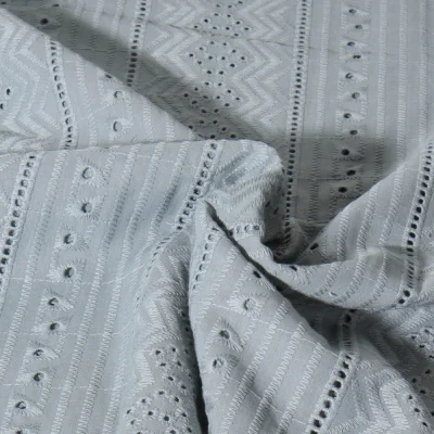 Tissu Voile de coton Delhi brodé abstrait sur fond Bleu gris - Par 10 cm