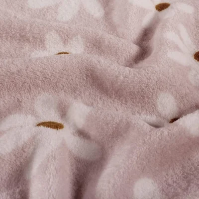 Tissu Fausse fourrure Azalée envers doudou fleurs Blanches sur fond Vieux rose - Par 10 cm