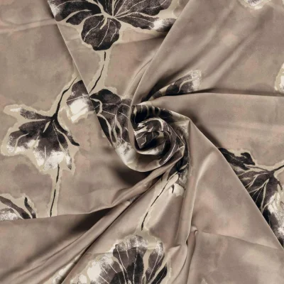 Tissu Satin Duchesse Aliénor Fleurs de nuit sur fond Taupe - Par 10 cm